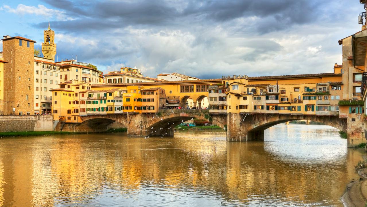 Ponte Vecchio non solo rappresenta il più importante attraversamento fluviale della città, ma è soprattutto uno dei principali simboli storici, culturali e architettonici che caratterizza l’immagine di Firenze nel mondo (Foto: Fabio Muzzi)