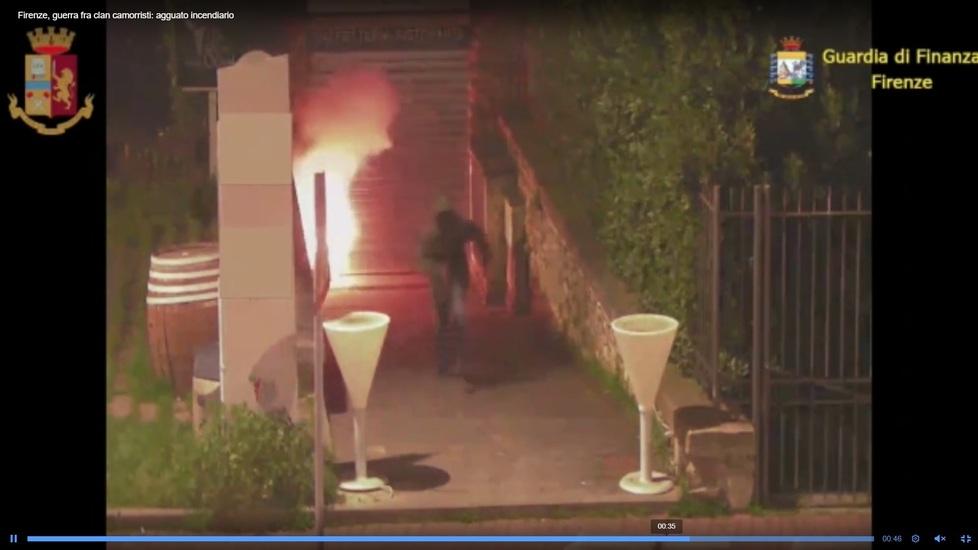 Nella foto il momento dell’attentato incendiario avvenuto nel febbraio del 2021 davanti alla saracinesca del ristorante “Pizza cozze e babà” di via Gabbuggiani