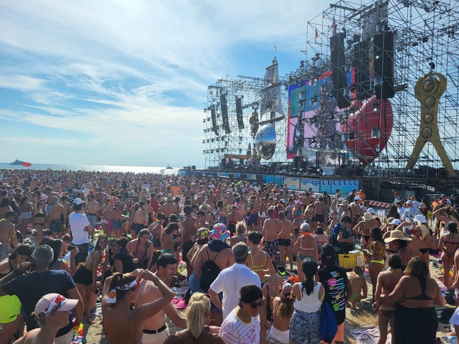 Il Beach Party a Viareggio, una festa come il Carnevale, Jovanotti: «A febbraio sarò su un carro» 