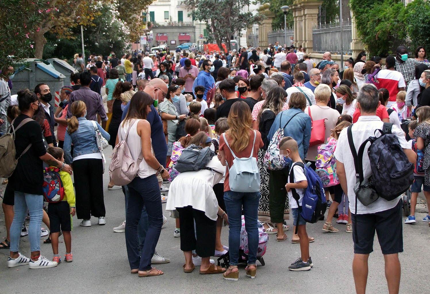 Covid la linea morbida in classe: «Nessun obbligo, solo prudenza»