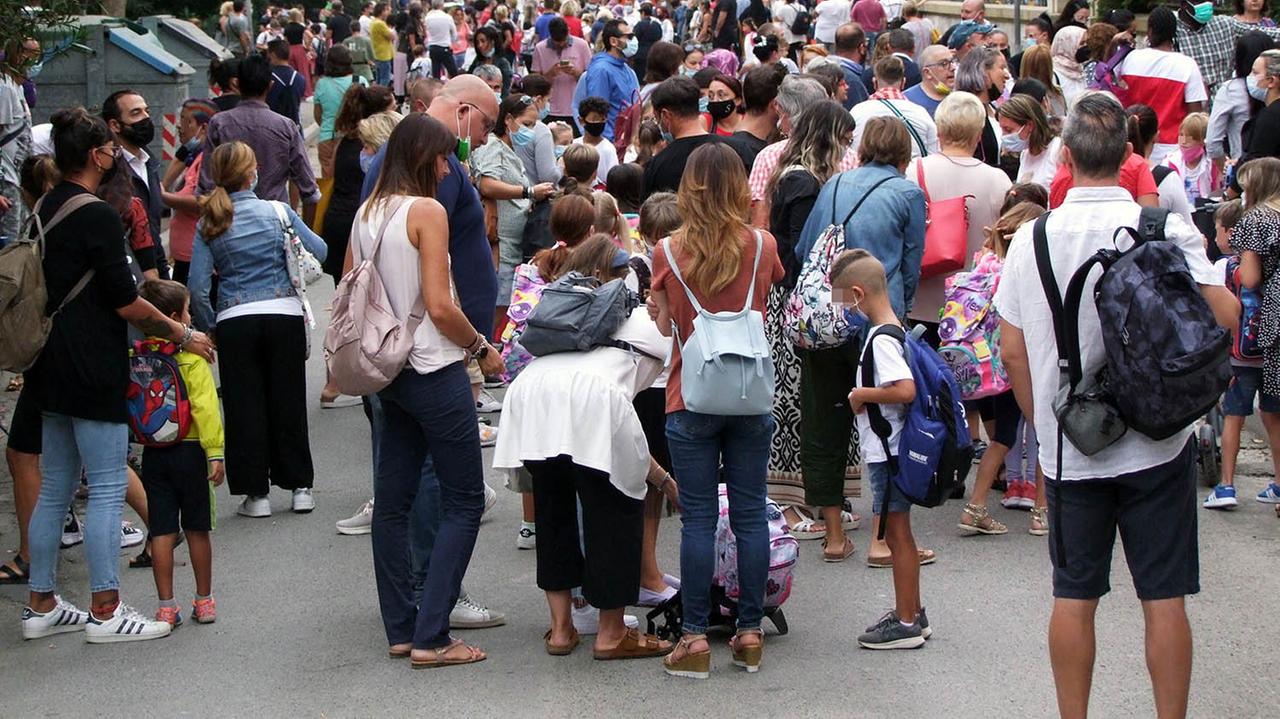 Covid la linea morbida in classe: «Nessun obbligo, solo prudenza»