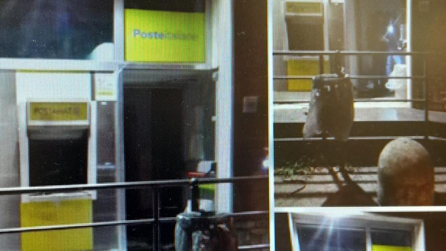 Poste, fanno saltare il bancomat nella notte