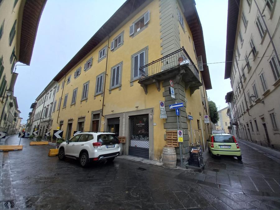 Incendio nel cuore del centro storico di Prato danneggia un mini-market