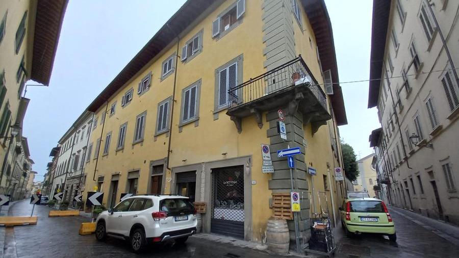 Incendio nel cuore del centro storico di Prato danneggia un mini-market