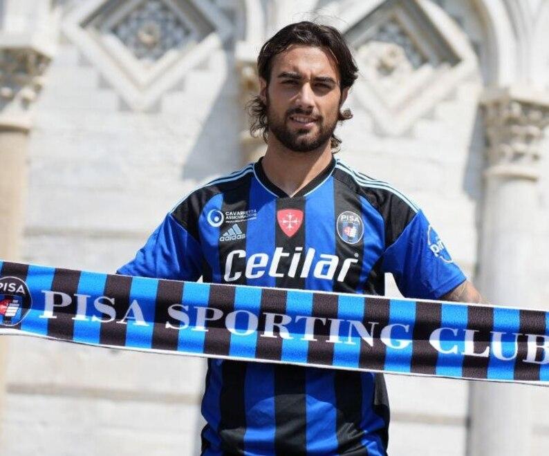 La punta Ettore Gliozzi con la maglia del Pisa in Piazza dei Miracoli (foto Pisa Sporting Club)