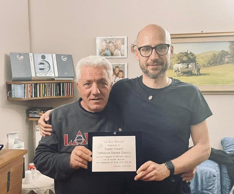 Davide Torracchi (a destra) premiato, nell’aprile di quest’anno, per aver raggiunto le 400 gare ufficiali con le squadre del Blu Volley Quarrata. Per il coach di Montale sono venti anni da coach in terra quarratina