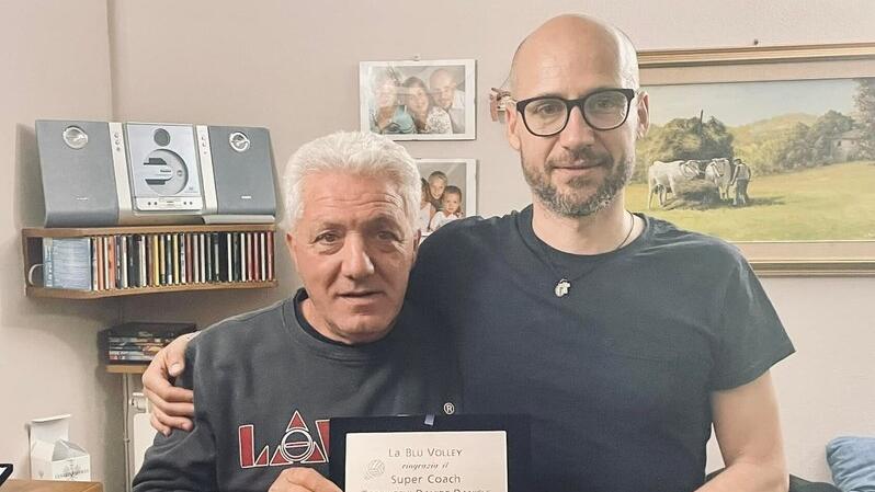 Davide Torracchi (a destra) premiato, nell’aprile di quest’anno, per aver raggiunto le 400 gare ufficiali con le squadre del Blu Volley Quarrata. Per il coach di Montale sono venti anni da coach in terra quarratina