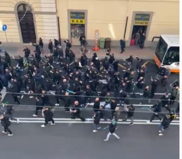
	Gli ultras del Napoli davanti alla stazione ferroviaria di Cagliari


