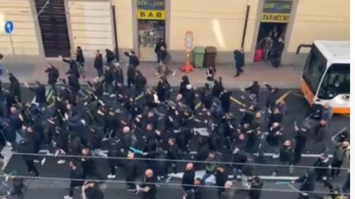 Gli ultras del Napoli davanti alla stazione ferroviaria di Cagliari