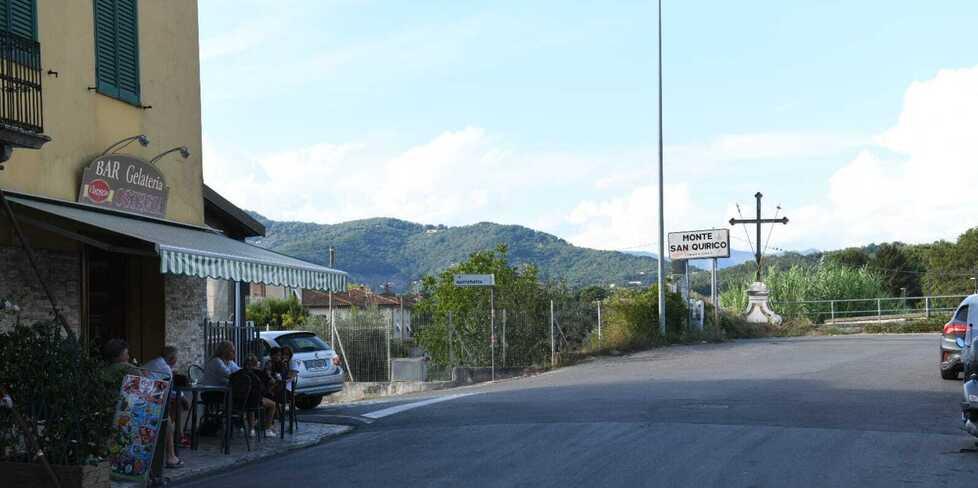 Preso a pugni e calci senza motivo fuori da un bar a Lucca