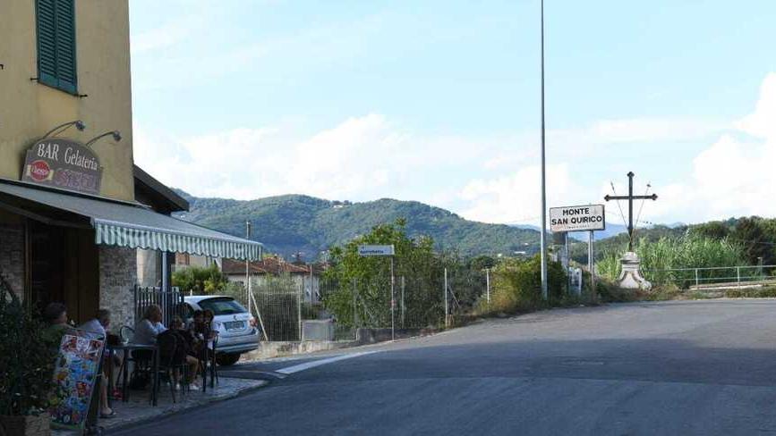 Preso a pugni e calci senza motivo fuori da un bar a Lucca