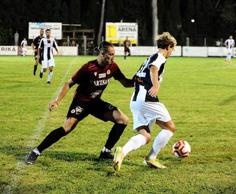 Un’azione di gioco durante la partita amichevole tra il Rosignano Solvay e il Livorno, persa dai biancoblù per 7-0. Nonostante la sconfitta, la squadra di mister Bacci ha retto bene il confronto nel primo tempo (foto Falorni/Silvi)