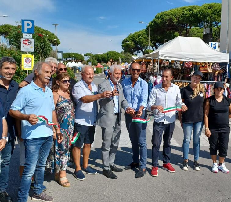 Il taglio del nastro della mostra-mercato a Tirrenia