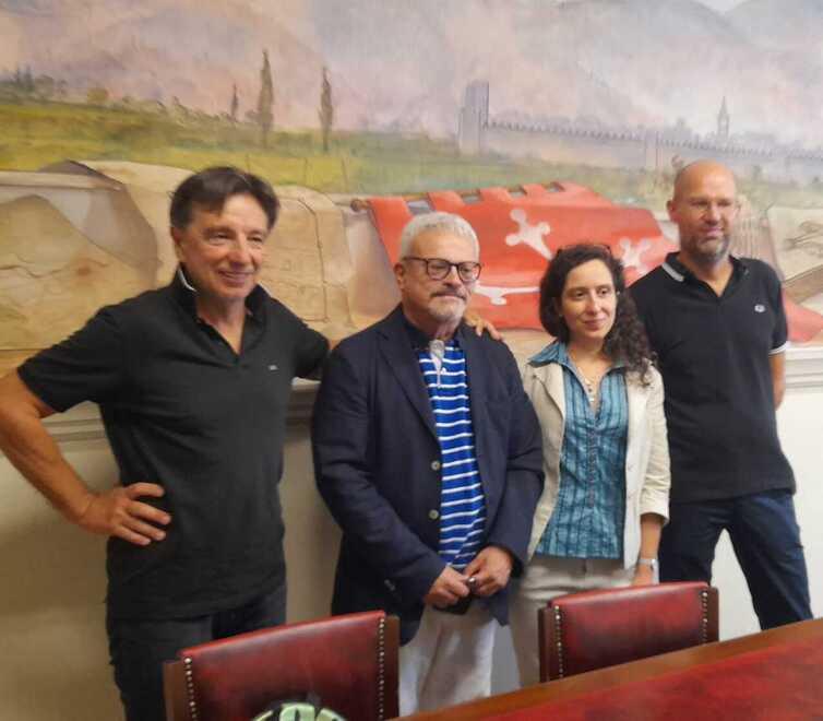 l nuovo cda della Fondazione Sipario Toscana, da sinistra: il presidente Tognocchi, la vice Giannelli e il consigliere Pozzi. Insieme a loro, ultimo a destra, il sindaco Betti