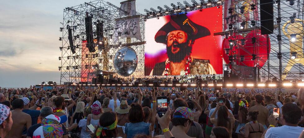 Viareggio, folla in delirio per Jovanotti:; «Spiaggia d’amore e libertà» - Il racconto