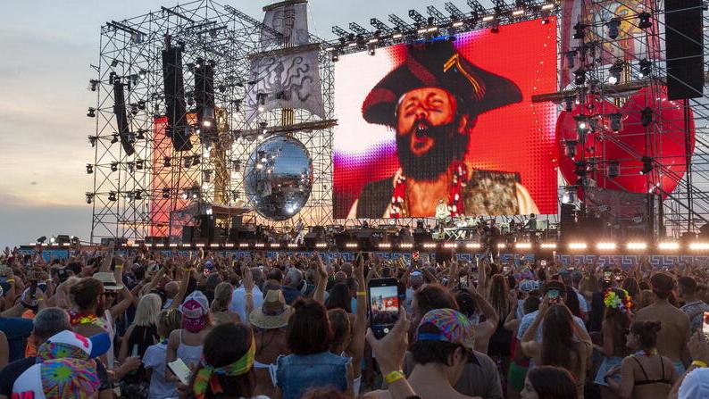 Viareggio, folla in delirio per Jovanotti:; «Spiaggia d’amore e libertà» - Il racconto