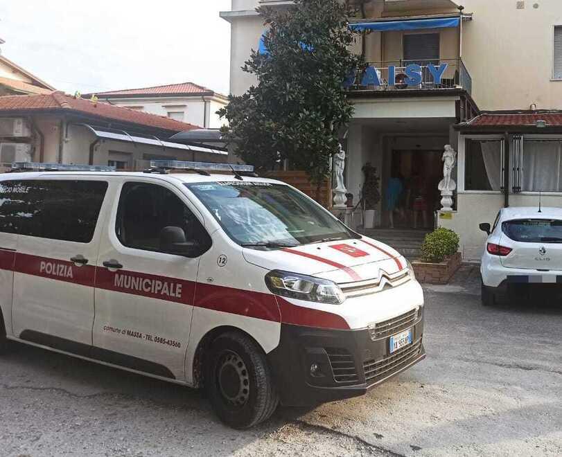 Danni e scritte su un’auto, preso un 70enne apuano