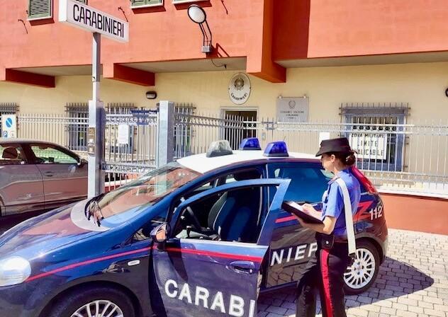 Carrara, raffica di furti sulle auto in sosta: finisce in carcere il ladro seriale 