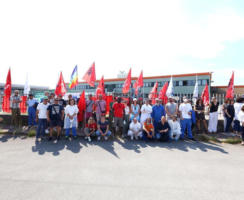 Alcuni lavoratori dello stabilimento Alival di Ponte Buggianese durante lo sciopero che era stato indetto lo scorso giugno (foto Nucci)