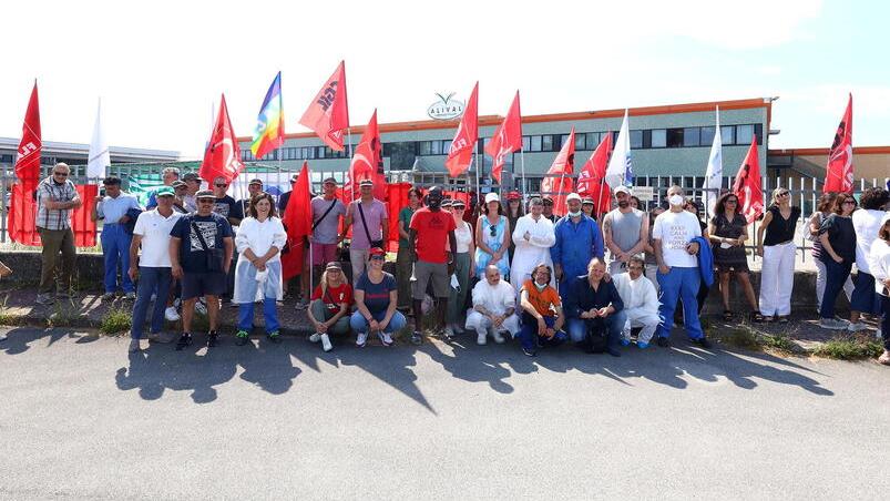 Alcuni lavoratori dello stabilimento Alival di Ponte Buggianese durante lo sciopero che era stato indetto lo scorso giugno (foto Nucci)