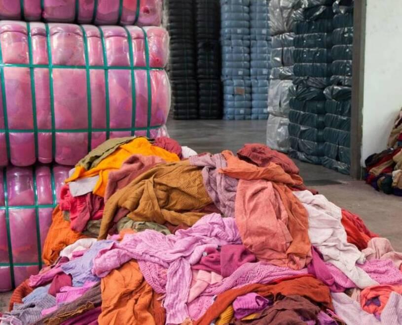 I monti di stracci divisi per colore e pronti per essere riciclati