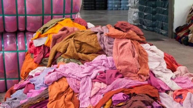 I monti di stracci divisi per colore e pronti per essere riciclati