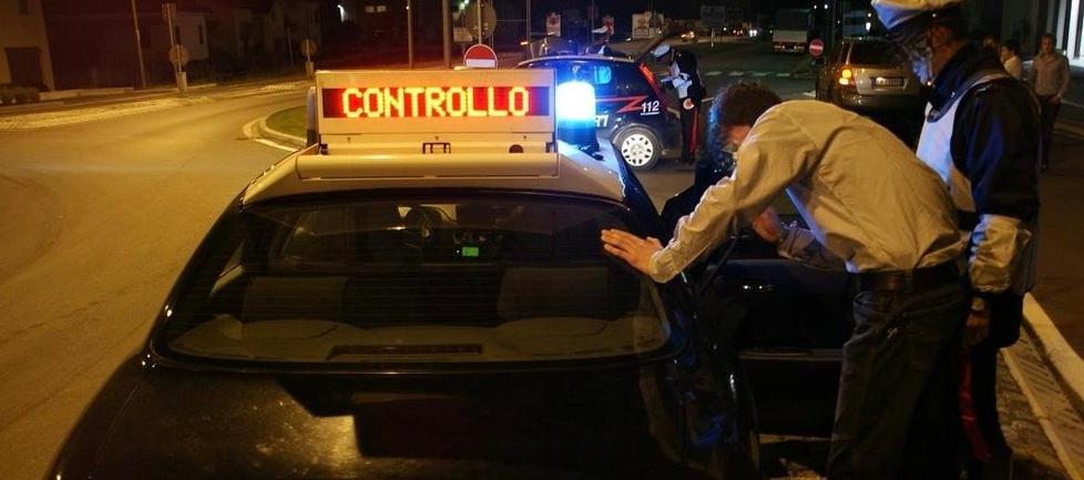 Elba, ubriaco si addormenta nell’auto davanti allo stop 