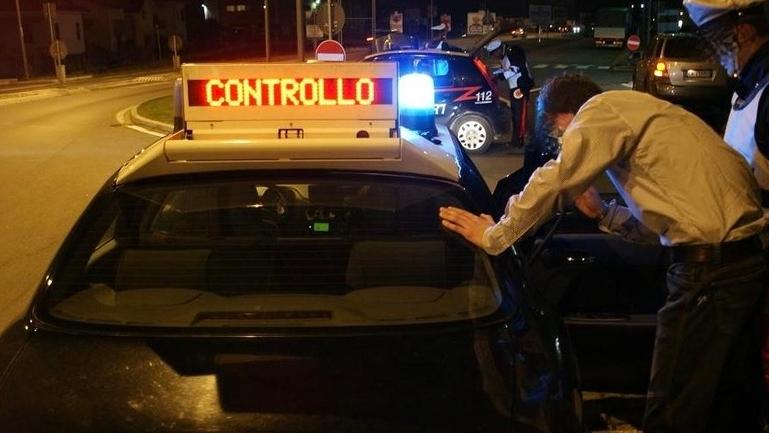 Elba, ubriaco si addormenta nell’auto davanti allo stop