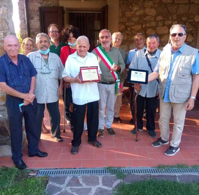 La consegna della targa da parte del Comune di Castellina