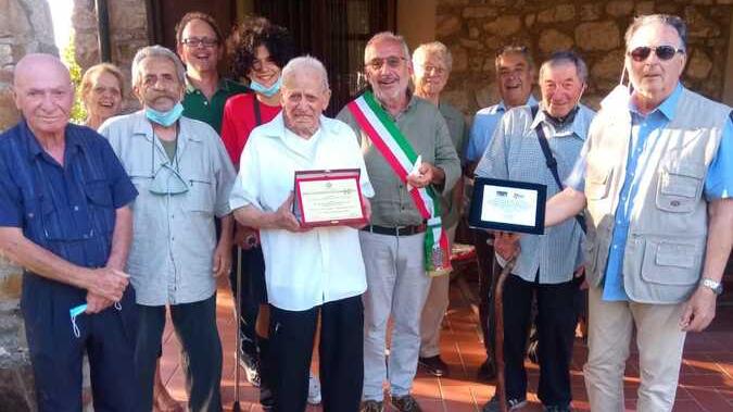 La consegna della targa da parte del Comune di Castellina