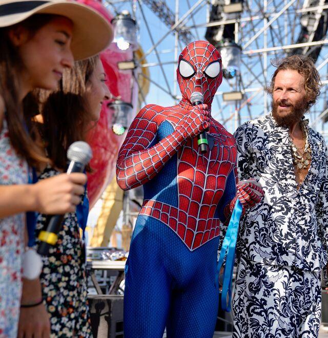 Viareggio, Spiderman sale sul palco del Jova Beach Party e canta: «Non hanno ucciso l’uomo ragno» 