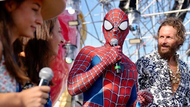 Viareggio, Spiderman sale sul palco del Jova Beach Party e canta: «Non hanno ucciso l’uomo ragno»