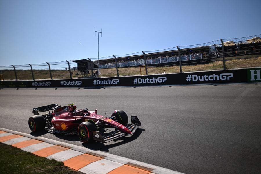 Leclerc beffato da Verstappen che si prende la pole