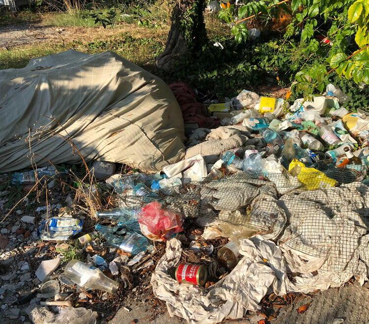Viareggio, degrado e sporcizia nel parcheggio: proteste in Darsena 