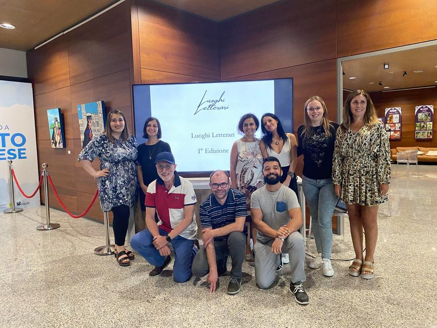 
	La presentazione del progetto Luoghi Letterari alla Cagliari Airport Library. Sotto, da sinistra: Maria Moro assessora alla Cultura del&nbsp;Comune di Ovodda e la scrittrice Valeria Gargiullo

