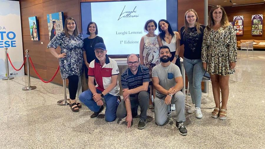 La presentazione del progetto Luoghi Letterari alla Cagliari Airport Library. Sotto, da sinistra: Maria Moro assessora alla Cultura del Comune di Ovodda e la scrittrice Valeria Gargiullo