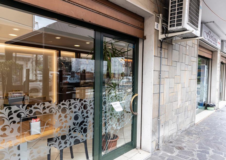 Modena, i ladri assaltano la pasticceria