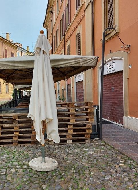 Modena, aggredisce un barista alla Pomposa per scipparlo: «Adesso t’ammazzo»