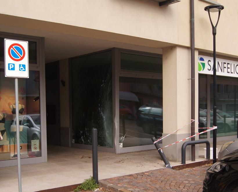 Camposanto. Sfonda la porta della banca col suv Colpa di una manovra sbagliata