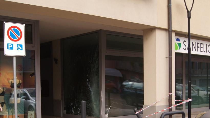 Camposanto. Sfonda la porta della banca col suv Colpa di una manovra sbagliata