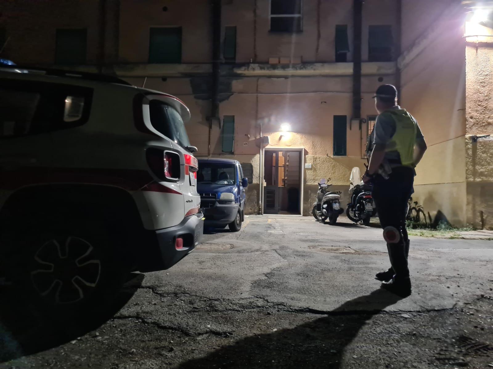 Un agente della polizia municipale sotto casa della vittima (foto Daniele Stefanini/Agenzia Franco Silvi)