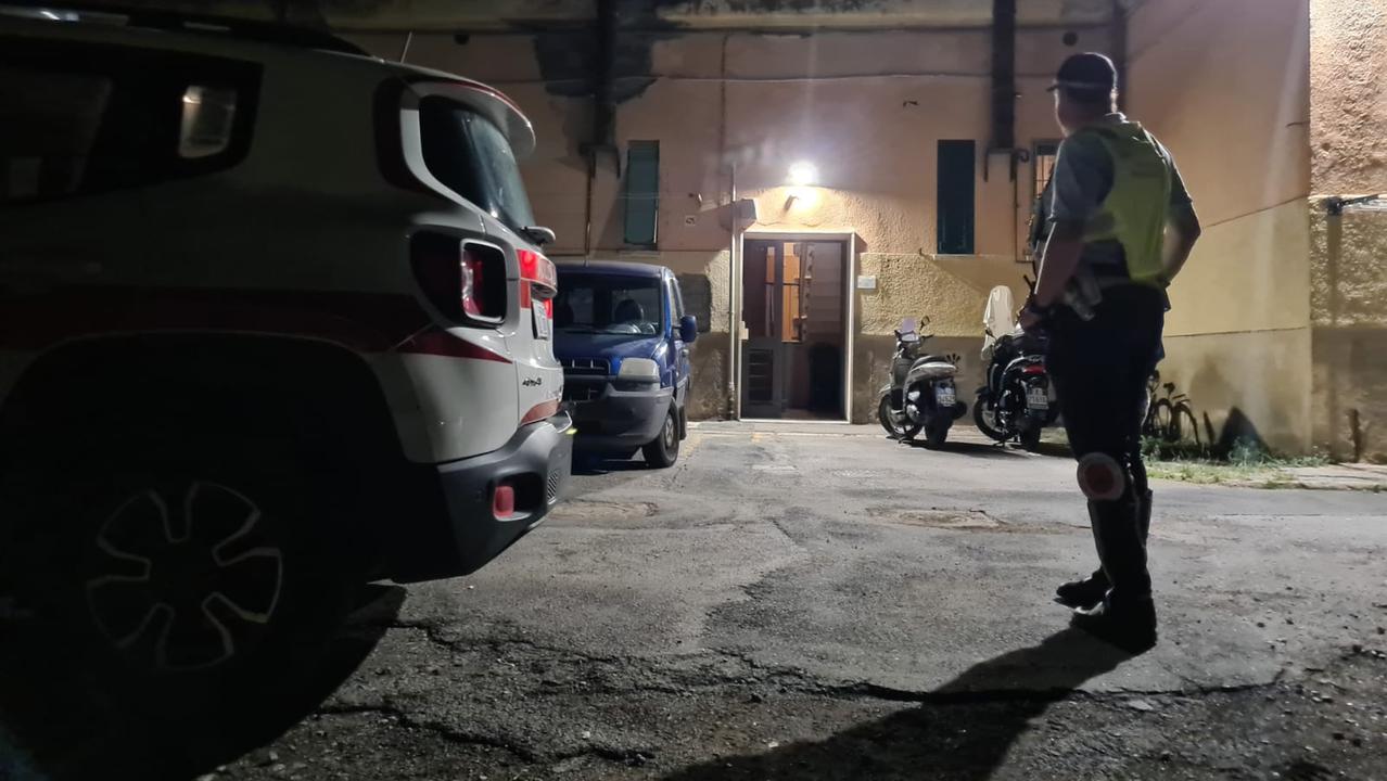 Un agente della polizia municipale sotto casa della vittima (foto Daniele Stefanini/Agenzia Franco Silvi)