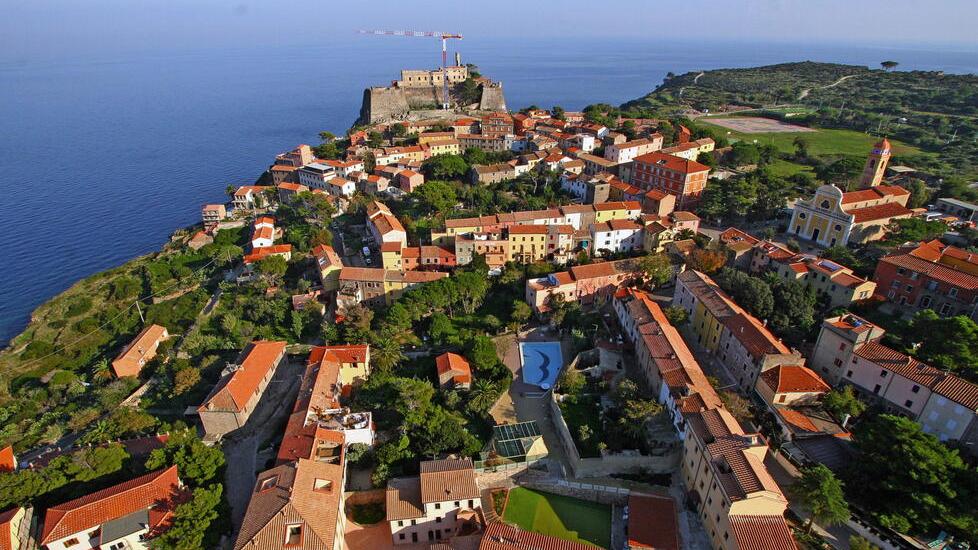 Energia, Capraia diventa autonoma: l’isola ha scelto il fotovoltaico