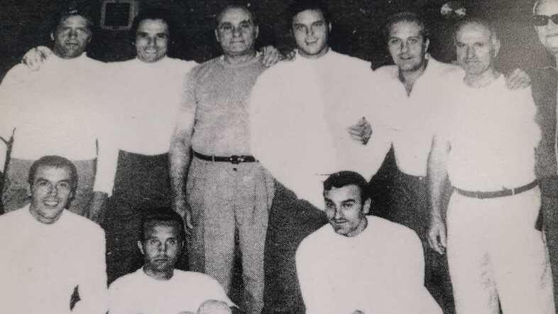 La squadra di sciabola nel corso della preparazione. Da sinistra Pedrini, Maffei, Rigoli, il ct Fini, Pracchia, il maestro Perone. Accosciati Mario Tullio Montano, il maestro Zub e il professor Macchi