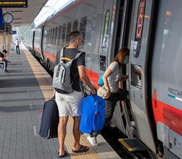 Ferrara, aggressioni sul treno: «Accesso ai binari solo a chi ha il biglietto»