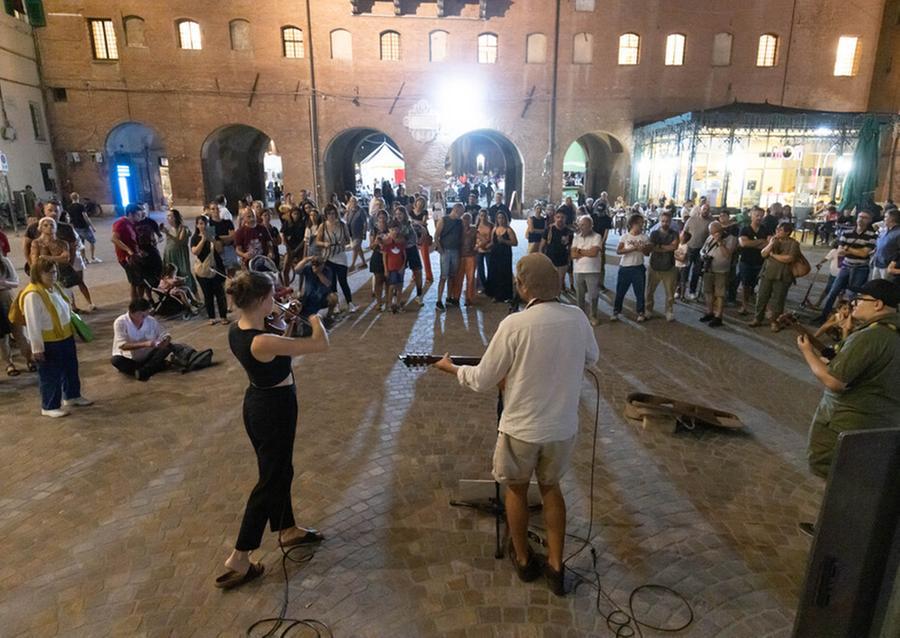 In 700mila a Ferrara per i Buskers: «Ma senza aiuti non si va avanti»