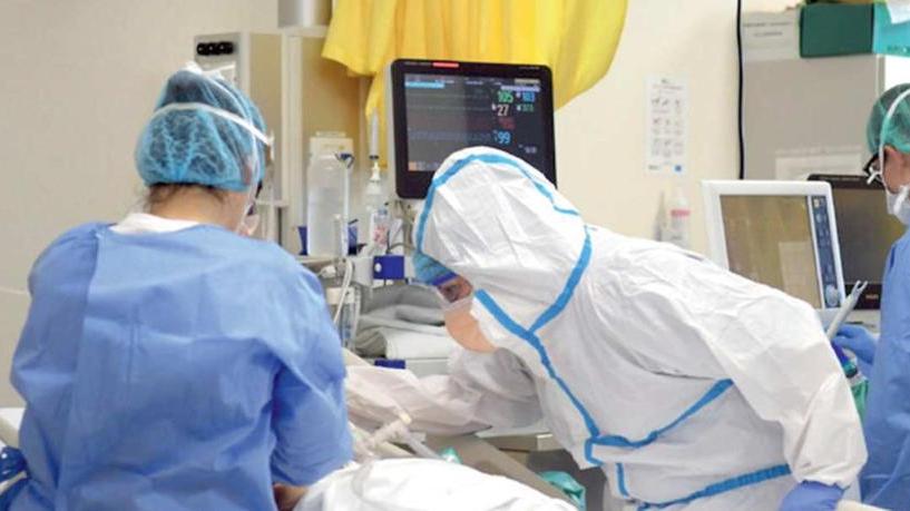 Medici e infermieri a lavoro in un reparto di pazienti positivi al Sars-Cov-2 (foto d’archivio)