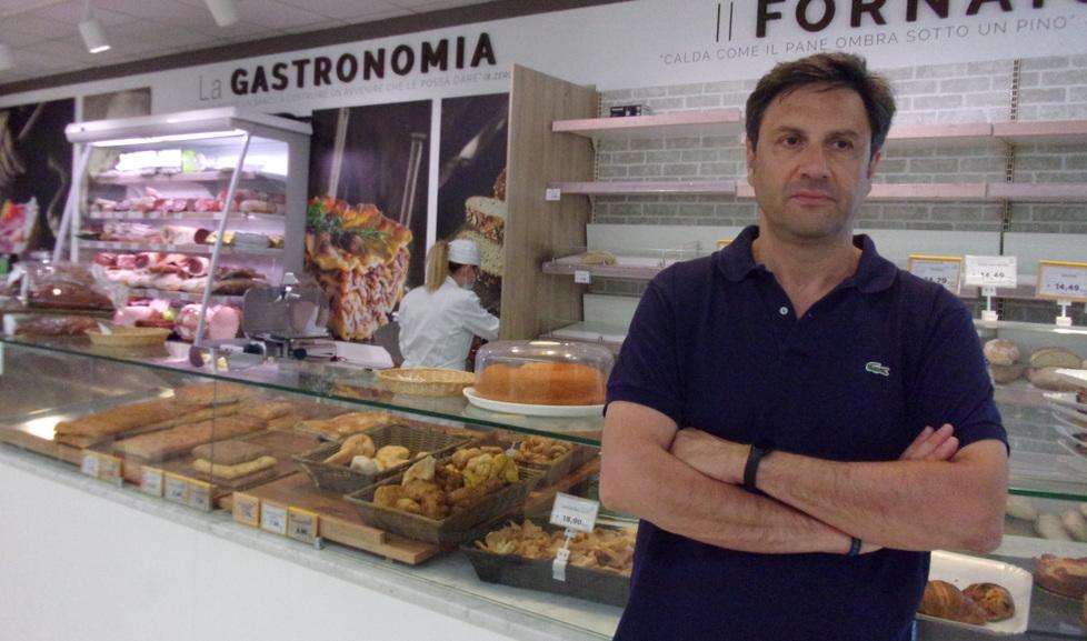 Pier Luigi Tambellini all’interno del punto vendita di Sant’Alessio