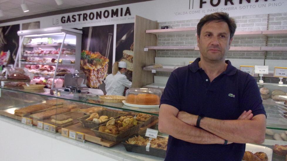 Pier Luigi Tambellini all’interno del punto vendita di Sant’Alessio