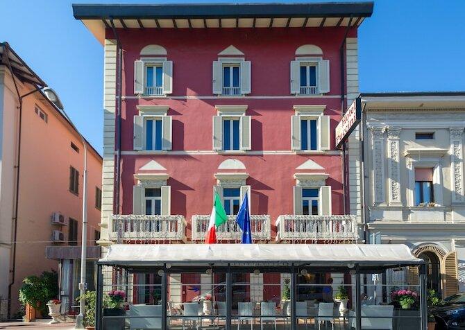 La facciata dell’Hotel Puccini in corso Roma altra struttura ricettiva che ha scelto il fotovoltaico